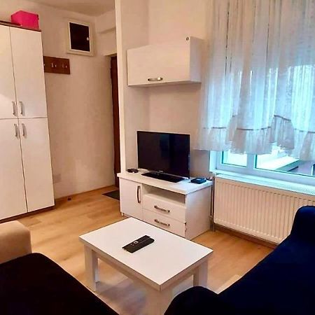 Bright & Lovely Apartment In The City Center 프리슈티나 외부 사진