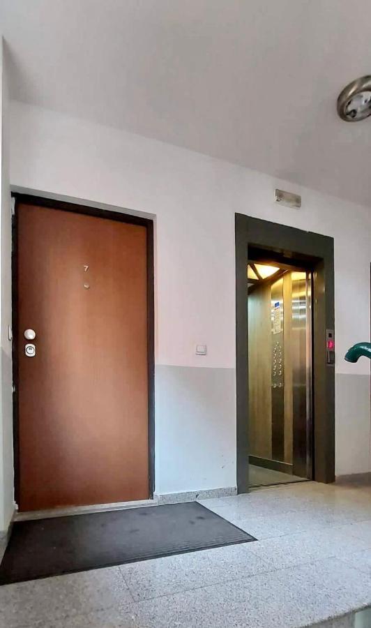 Bright & Lovely Apartment In The City Center 프리슈티나 외부 사진